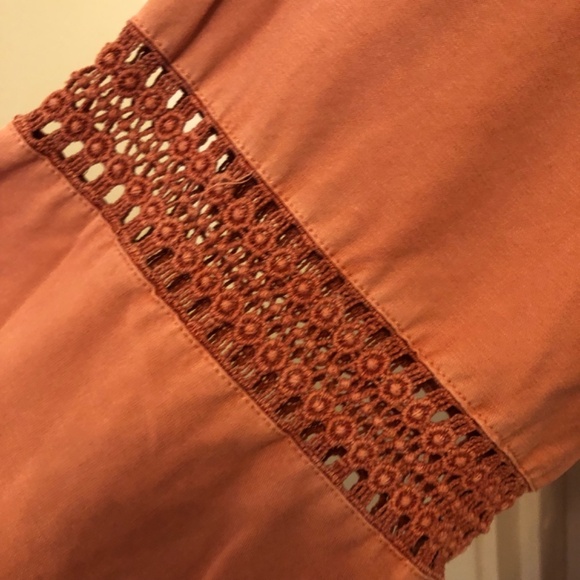 New Justfab 2x burnt orange top, bell sleeves, tie front, lace embellished - Picture 4 of 7